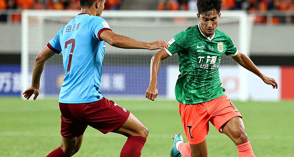 The Captain's Armband on Nguyen Xuan Son and the Gap the Stands Saw First The Captain's Armband on Nguyen Xuan Son and the Gap the Stands Saw First