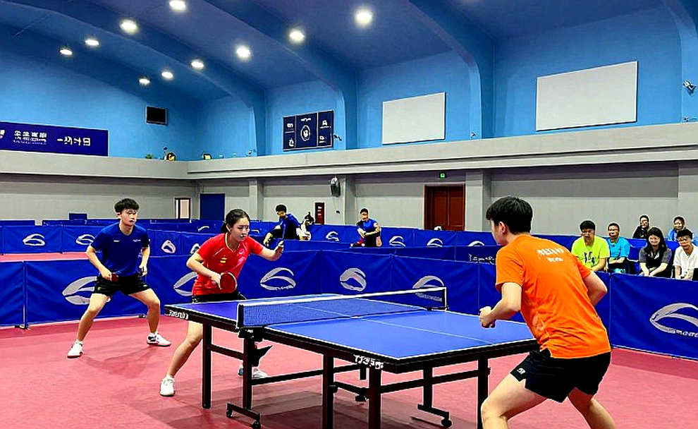 Đảo Wight: bốn hạng đấu, 16 tay vợt U16 và phép đo chưa hoàn tất Đảo Wight: bốn hạng đấu, 16 tay vợt U16 và phép đo chưa hoàn tất