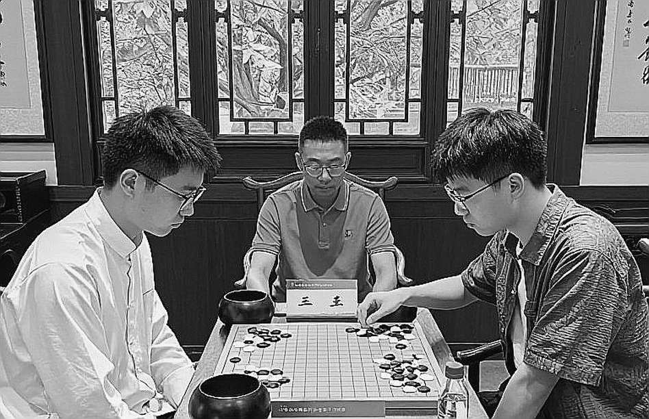 Món quà ngoại giao từ bàn cờ: Thủ tướng Ấn Độ tặng bản ghi chép ván đấu World Cup của Sindarov cho Tổng thống Uzbekistan