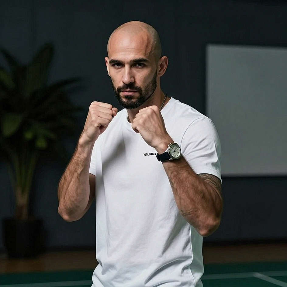 Alwi Farhan tập cùng Momota: Ba con số và một khoảng trống dữ liệu trước Asian Games 2026