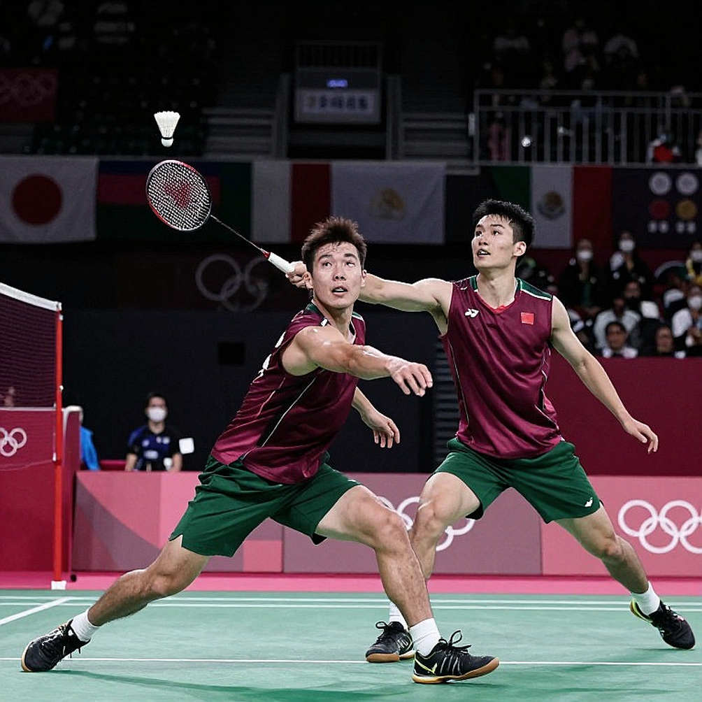 Alwi Farhan tập cùng Kento Momota trước Asian Games 2026: bài học nằm ở nhịp cầu, không nằm ở tỷ số